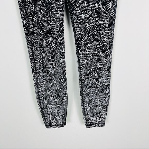 All in Motion black white leaves high waisted ankle athletic yoga leggings small - Picture 2 of 6